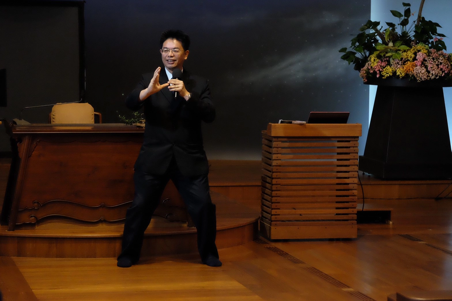 花蓮慈濟醫院副院長何宗融則用中醫的角度，告訴大家健康防疫，他帶領大家以二招太極拳「馬步」與「外龍蟠手」，一同打通任督二脈，提升免疫力。<。