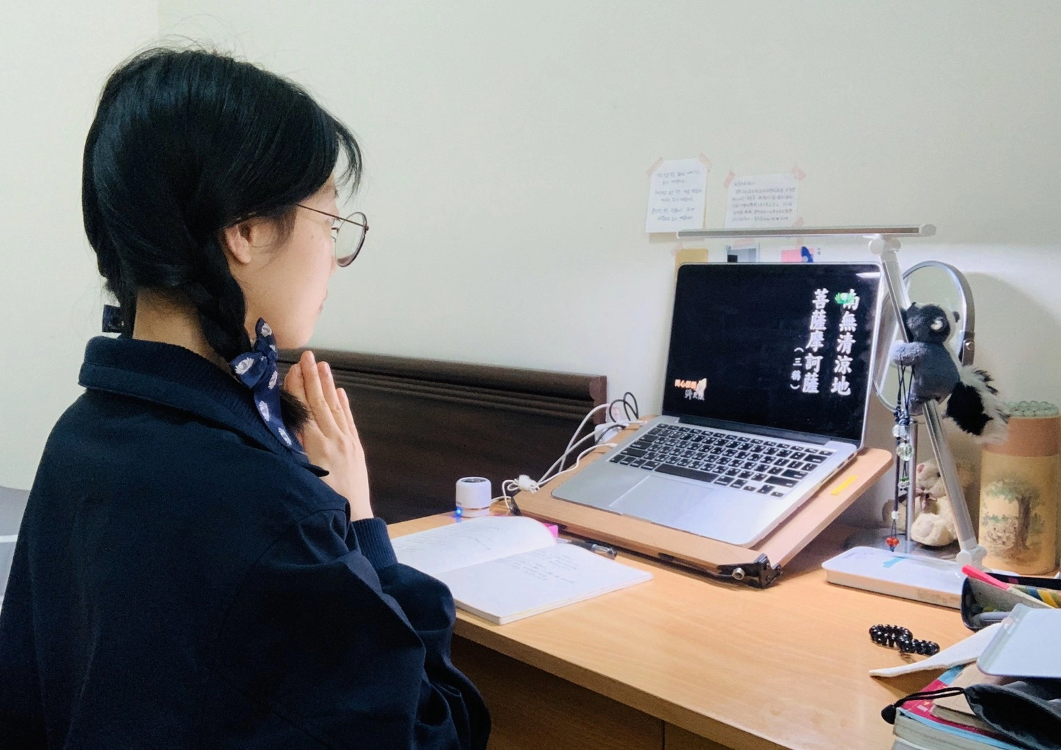 韓國籍在台留學生朴修民說，她的家人在韓國連線、她在台灣連線，現代社會網路無國界，虔誠祈禱，匯聚大家的善念，希望疫情早日消除，願世界無災無難。
