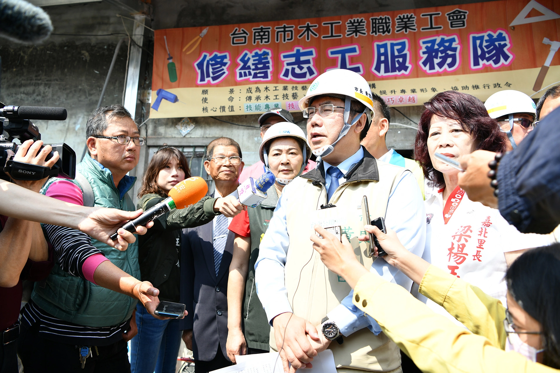 臺南市長黃偉哲親臨現場，感謝慈濟志工、總工會各單位大家齊心協力，免費替弱勢家庭修繕房屋，給他們一個溫暖、遮風避雨的地方。