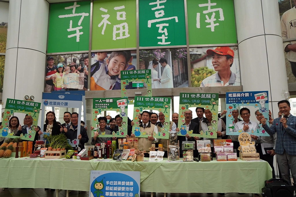 臺南市3月10日推動「一日蔬食日」，祝福全球疫情早日平息，同時也行銷臺南的防疫食材、在地農特產品。