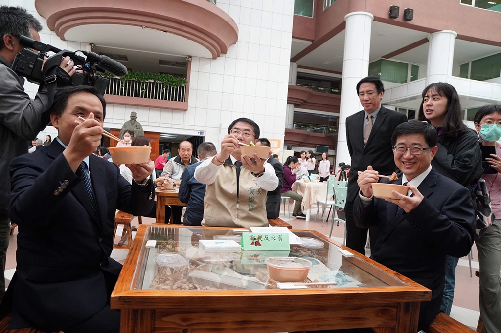 面對全球新型冠狀病毒肺炎疫情，慈濟發起蔬食抗疫活動，臺南市長黃偉哲獲悉後率先響應。