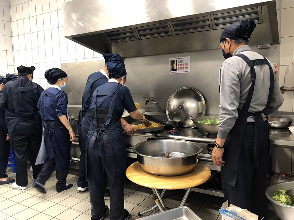 3月10日在台南市府舉辦「一日蔬食日」體驗，色香味俱全的蔬食料理出自台南慈濟安平聯絡處志工之手。