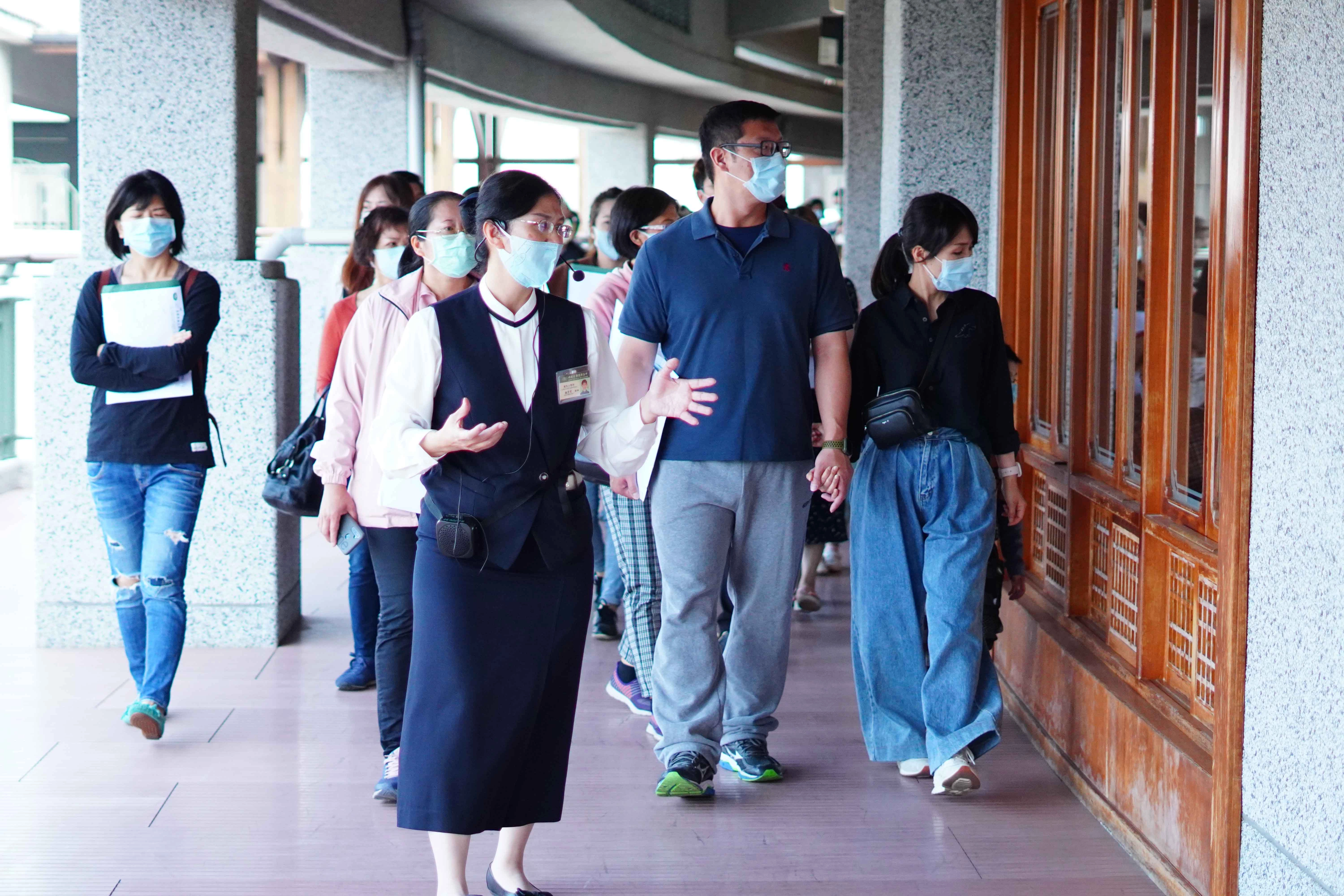 主任帶領家長們參觀校園環境。(陳達生/攝)