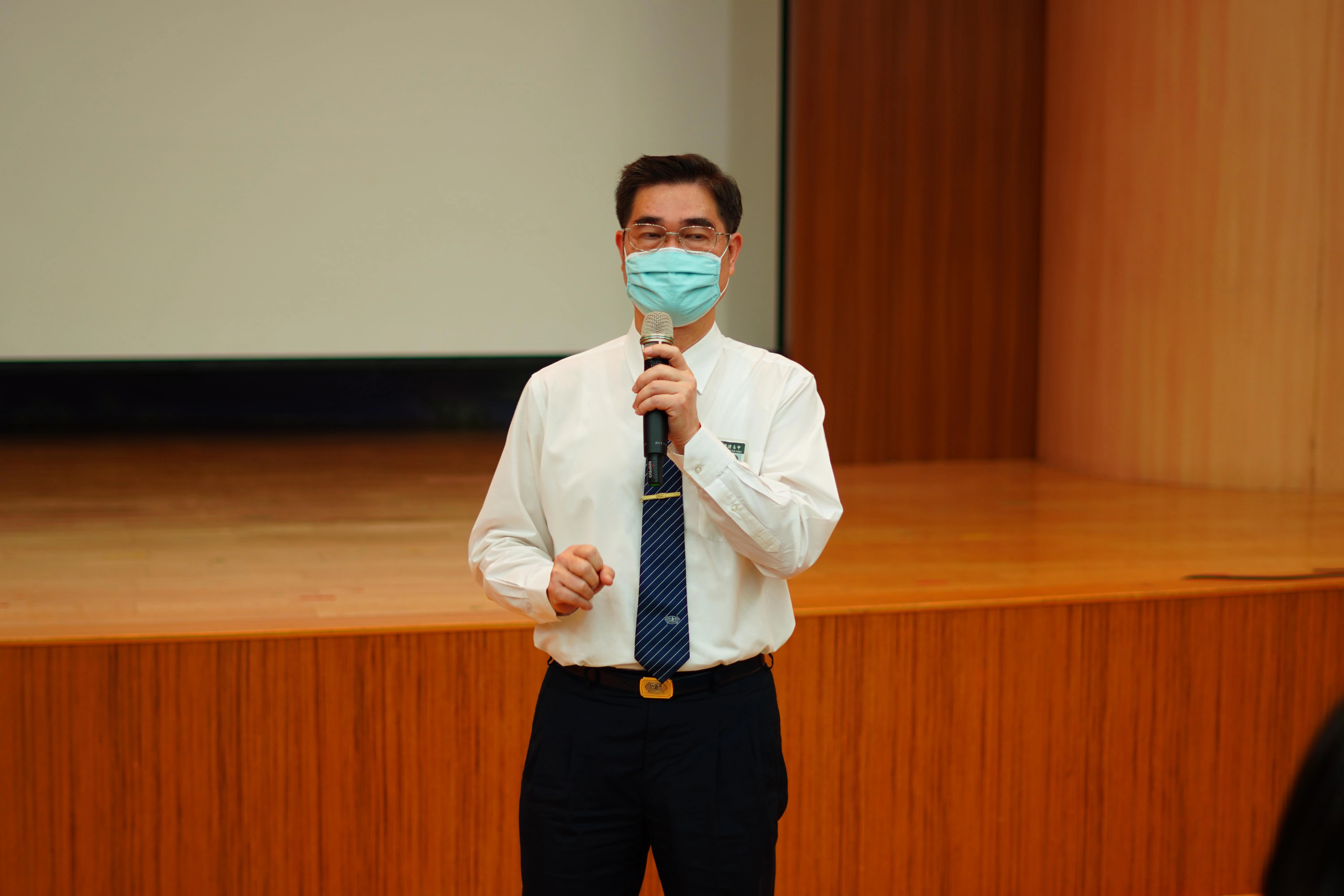 校長向家長們分享慈濟學校教育優勢。(陳達生/攝)