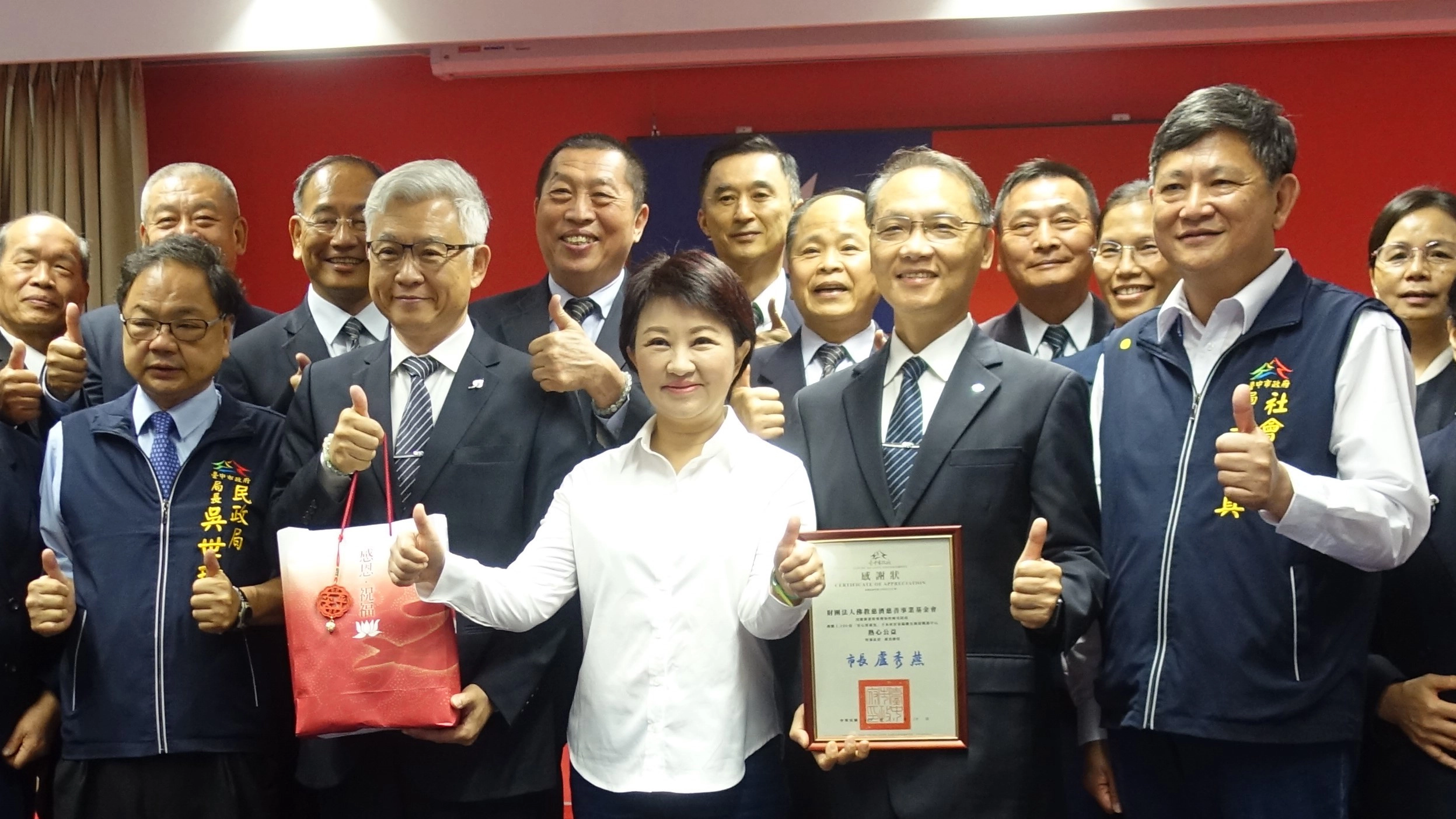 政府與民間企業一起投入新型冠種病毒防疫工作！3月10日慈濟捐贈「安心祝福包」提供台中市居家隔離及檢疫民眾使用。(攝影：陳誼謙)