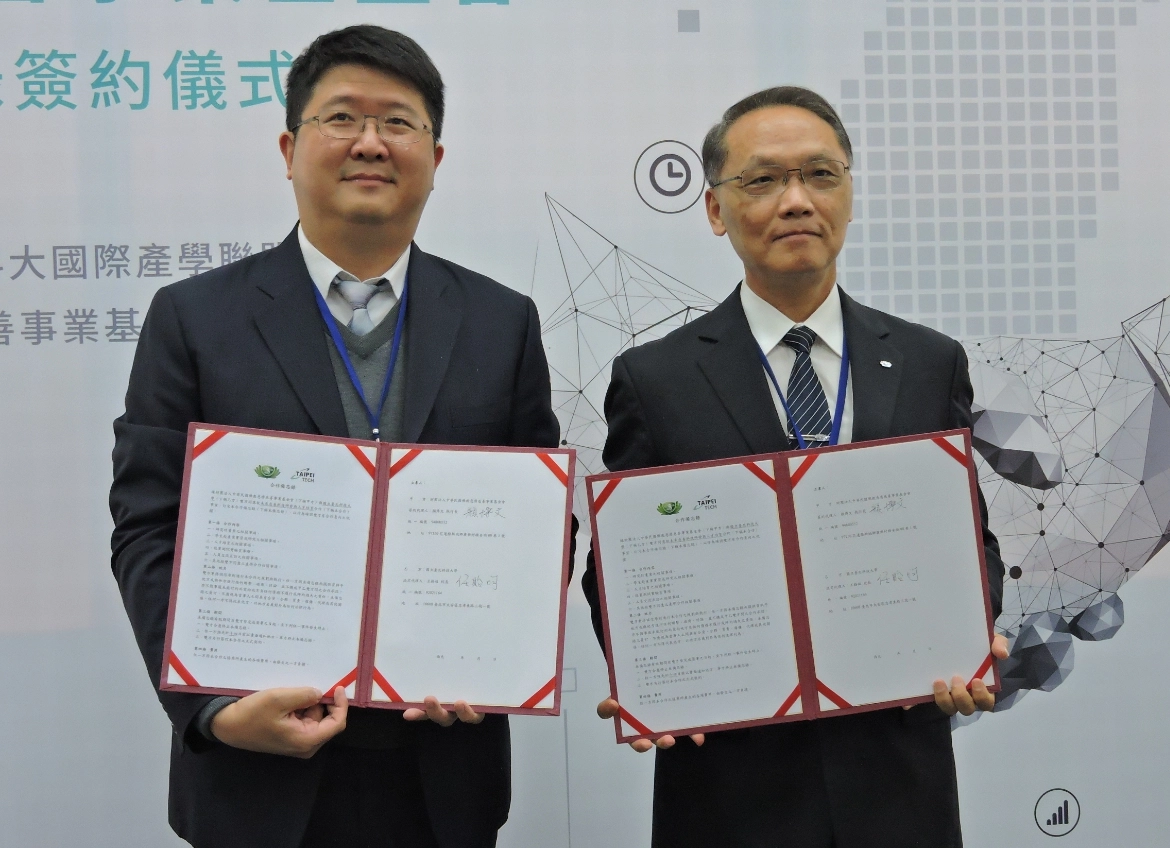 慈濟基金會顏博文執行長(右)、臺北科技大學任貽均副校長(左)分別代表雙方簽訂合作備忘錄。