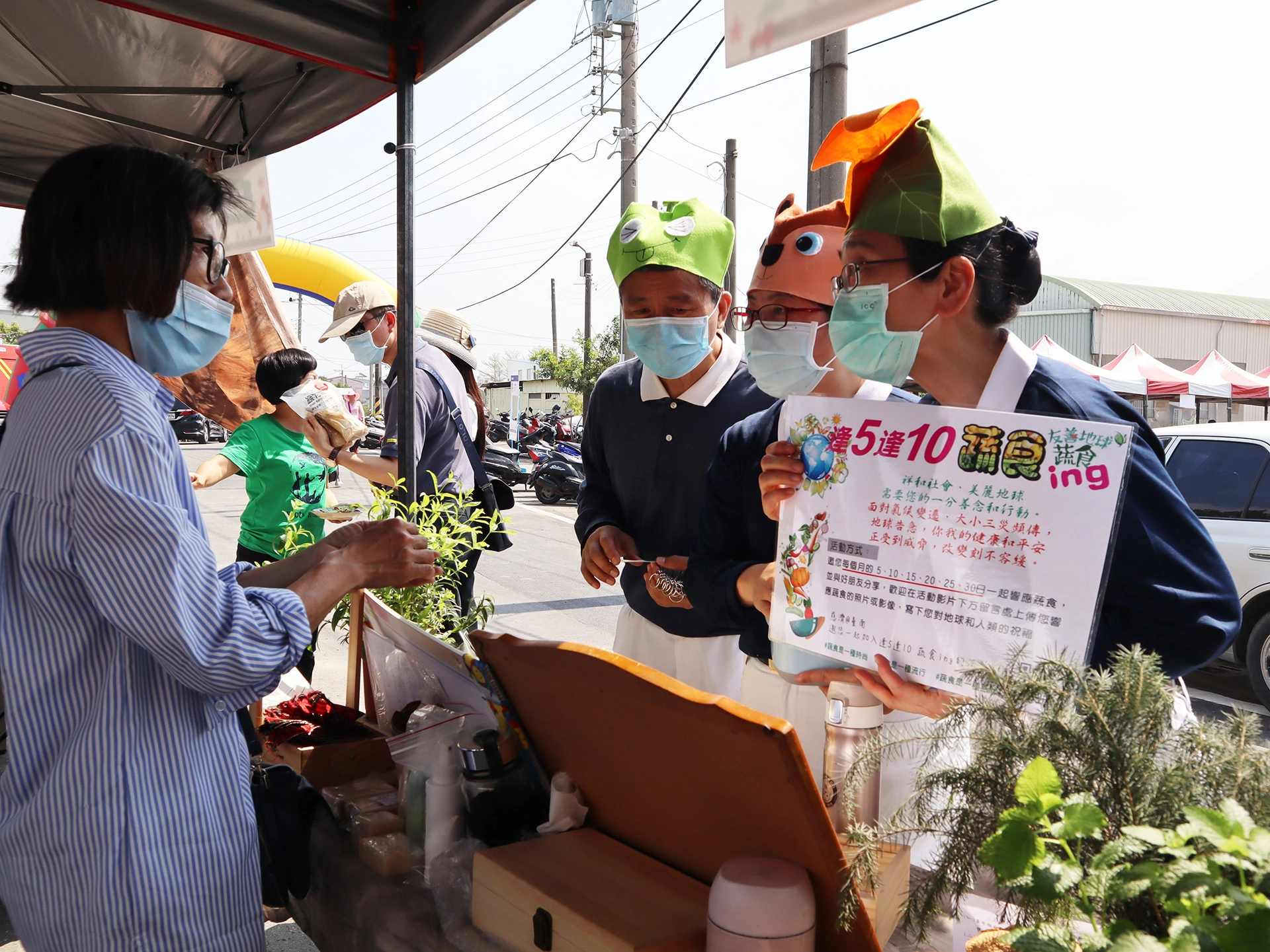 臺南市仁德區「中洲樂農遊」活動，慈濟志工在現場設置「慈濟環保市集」攤位向民眾宣導環保。