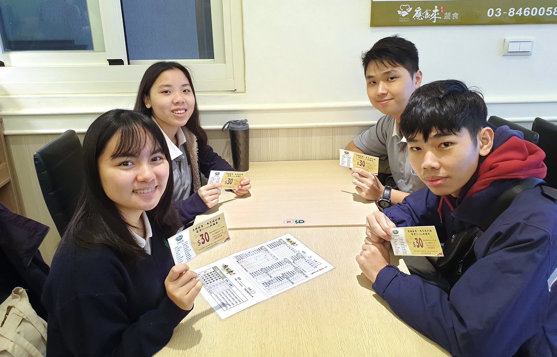 《蔬食go easy祝福券》同學到店家的用餐情形