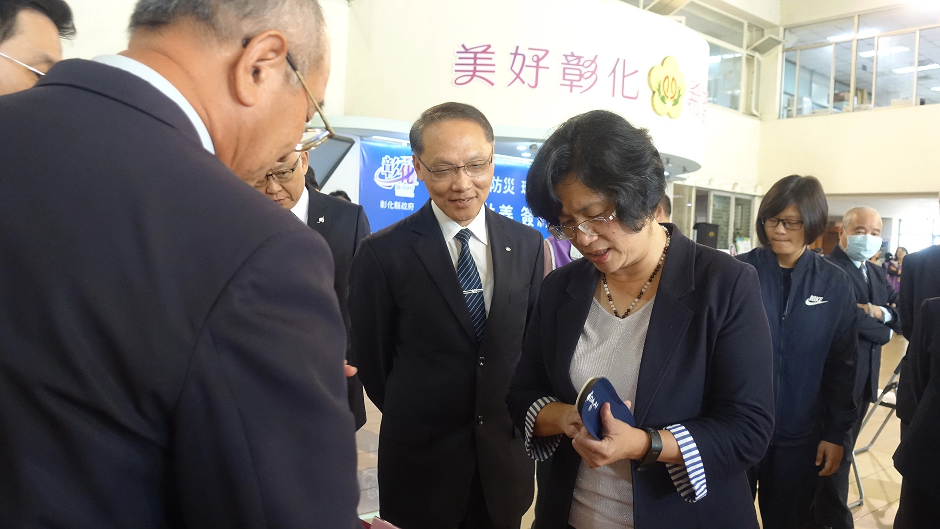 顏博文執行長向王惠美縣長介紹慈濟在救災過程研發出來的慈悲科技產品，圖為防穿刺鞋墊。