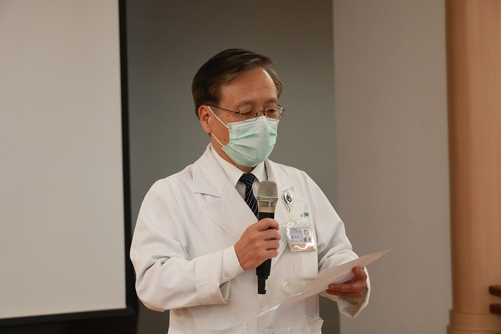 臺中慈濟醫院簡守信院長朗讀給師兄師姊的信。