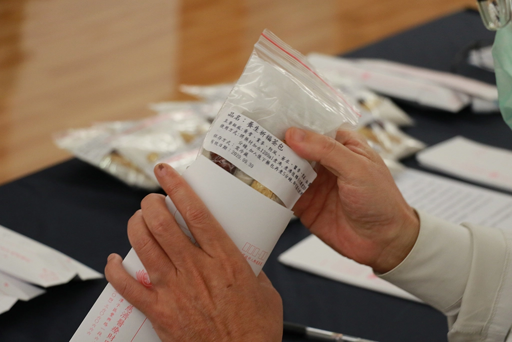 「養生祈福飲」茶包隨信寄送。