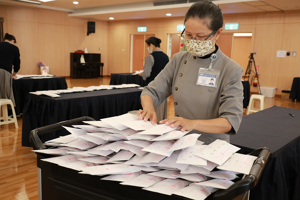 收集代表思念與感恩的信件，將以郵寄送到師兄師姊手中。