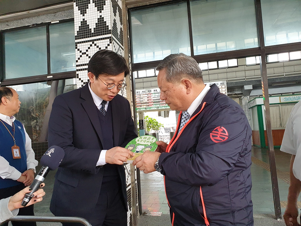 慈濟大學主任秘書何昆益向大家解釋蔬食券的使用方法，希望可以與大家結緣，人心慌亂之際，更需要人人用愛互相關懷、為災疫祈福。