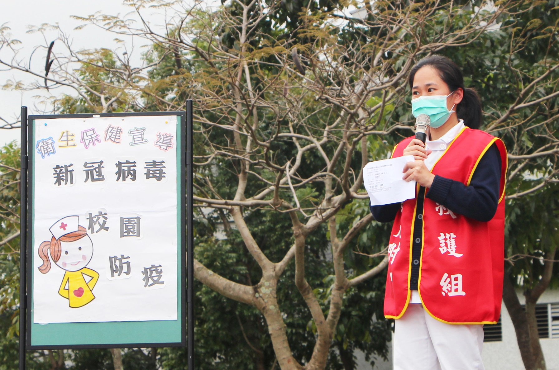 因應新型冠狀肺炎疫情不明，由校護於演練後，實施防疫措施宣導。
