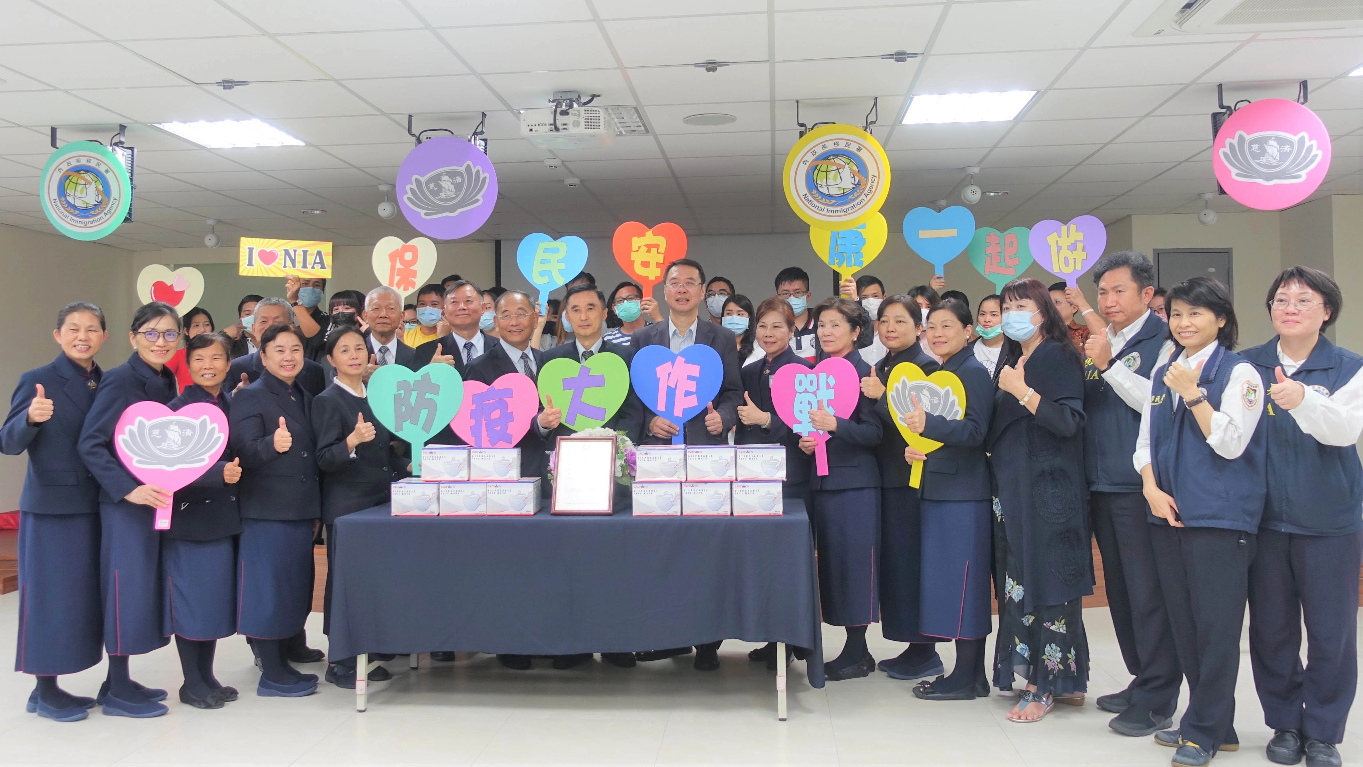 慈濟慈善事業基金會3月13日捐贈1千片口罩給移民署台中市第一服務站，做為第一線人員公務執勤使用。