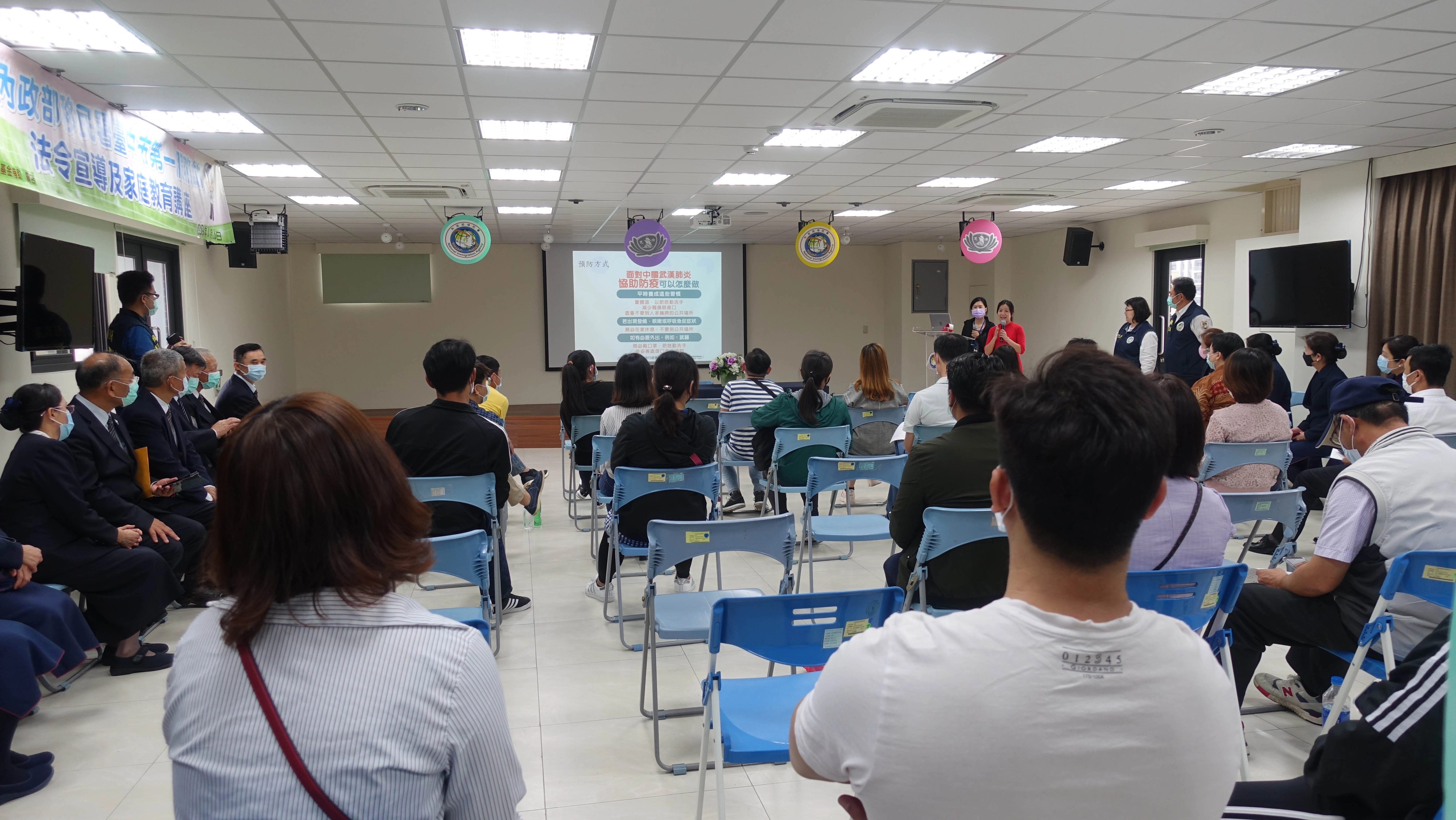 移民署台中市第一服務站3月13日舉辦家庭教育課程，傳遞防疫衛教課程，並透過通譯人員說明。