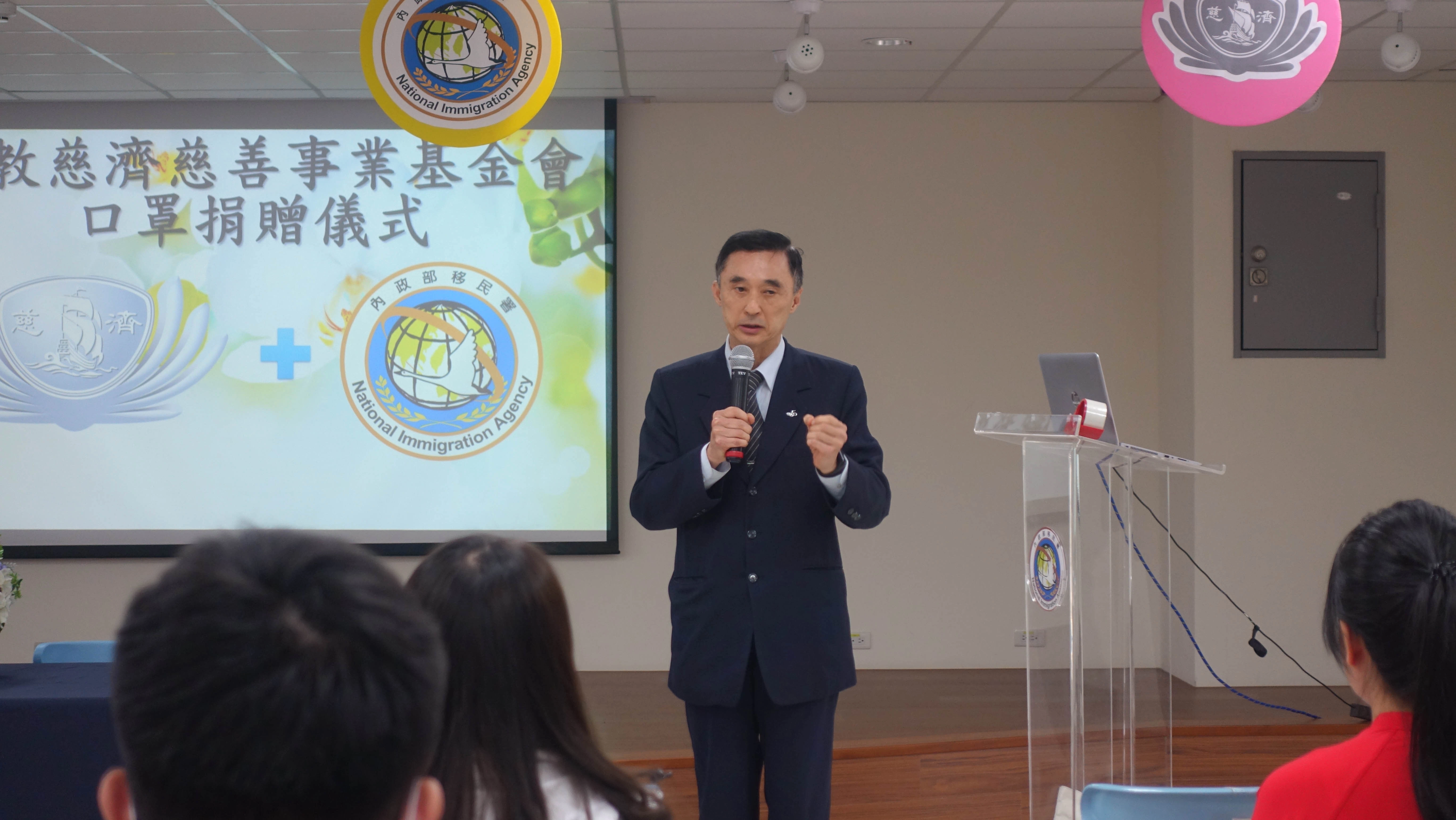 台中慈濟志工葉志忠代表致詞，希望透過一點力量，作為政府防疫後盾。
