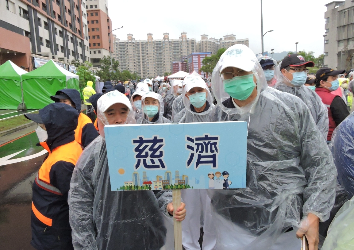 14日上午位於新北市新店央北社區舉辦的大規模防疫演習，新北市政府動員各局處、國軍、志工等單位，期能藉由演習讓第一線防疫人員全力備戰。 