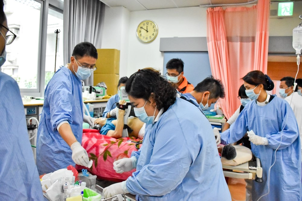 圖為潘永謙醫師及護理團隊於急診搶救瀕死病人。