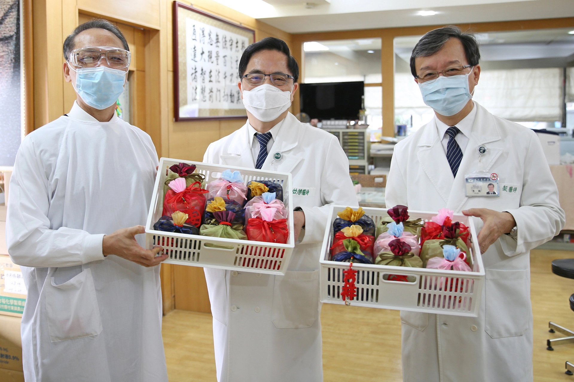 花蓮慈院林欣榮院長(中)、醫秘李毅(右)送上了防疫小包感恩慈濟慈善基金會顏博文執行長帶領同仁發心投入。