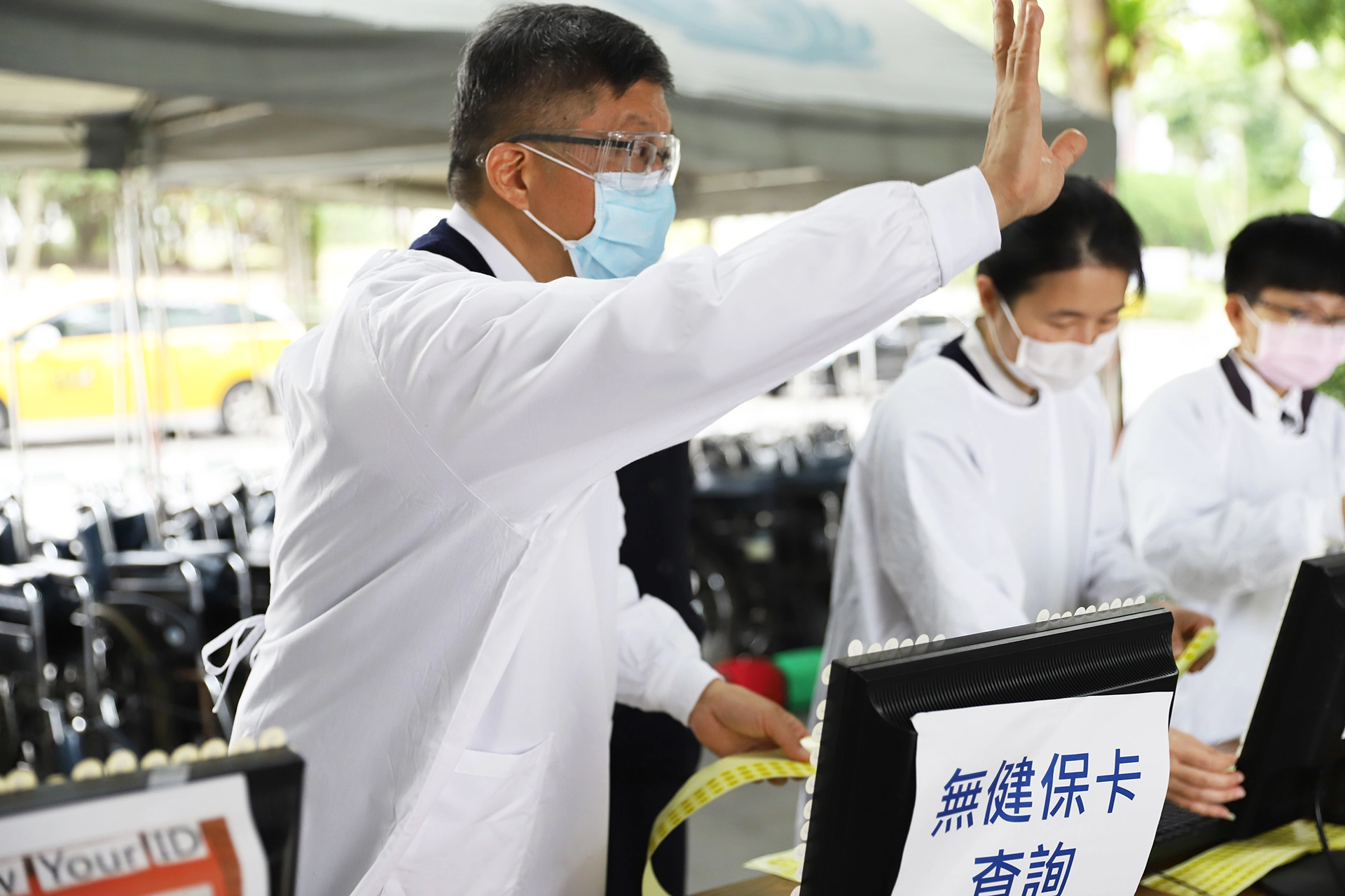 慈濟慈善基金會副執行長劉效成加入花蓮慈濟醫院門禁管制，人力支援讀取健保卡掌握民眾國外旅遊史。