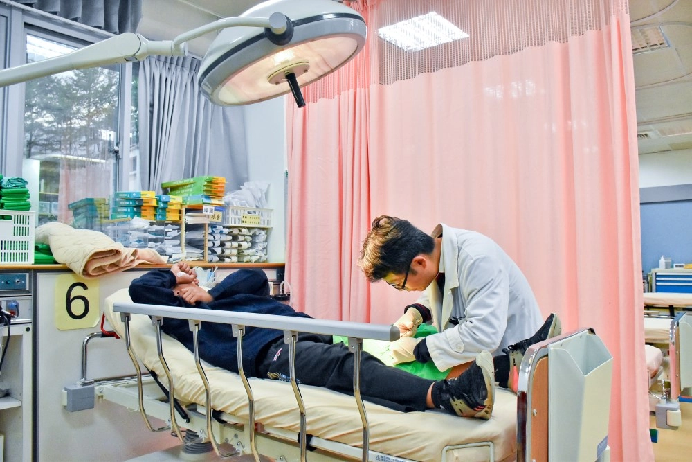 臺北慈院黃柏銘醫師連續四年每週到關山值急診，感受小鎮的溫情，也學習理直氣和與病人溝通。