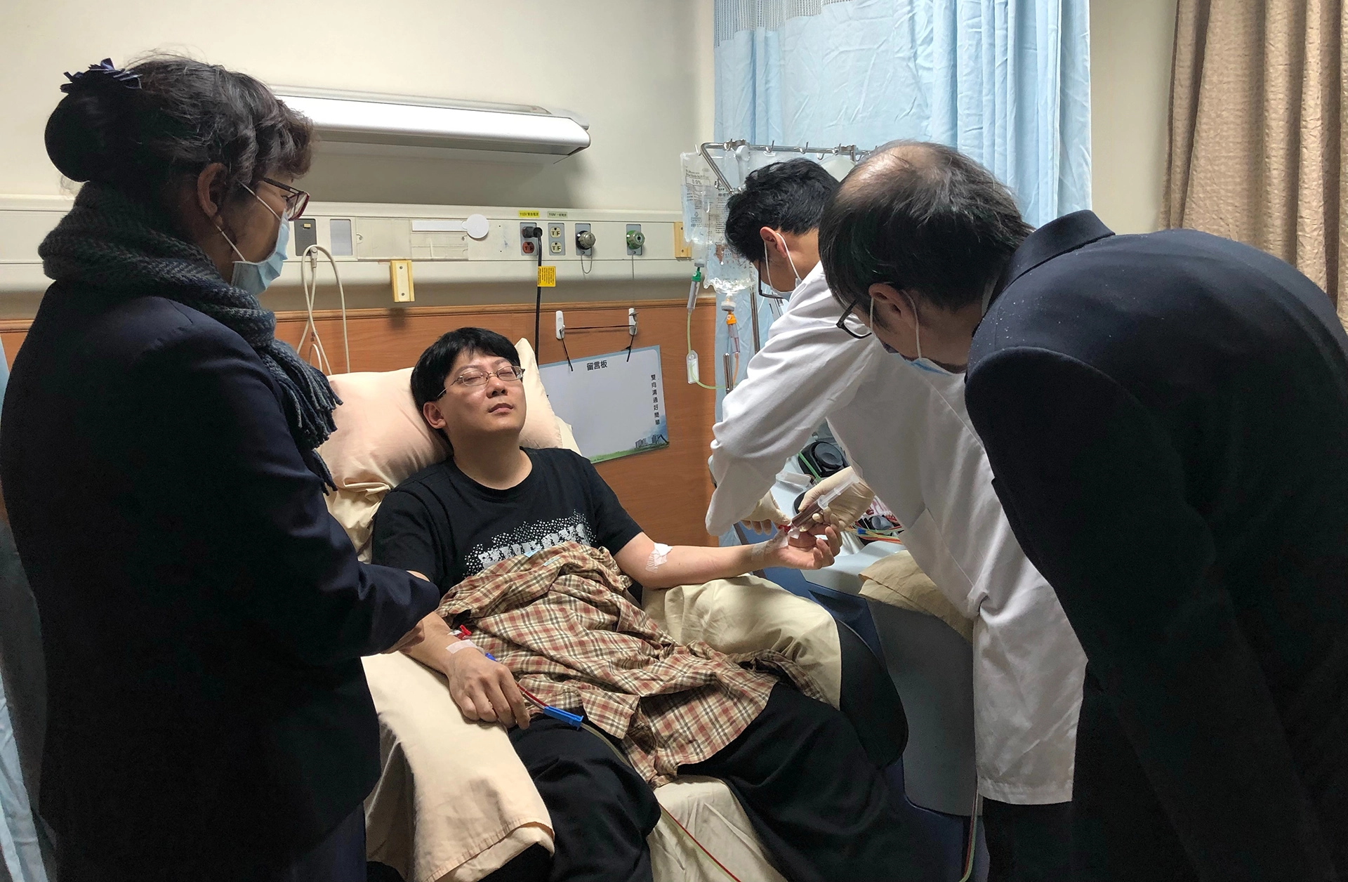 「要扎針了！」王木通超級恐懼打針及見血，雖然克服內心障礙，但還是閉眼不敢直視。
