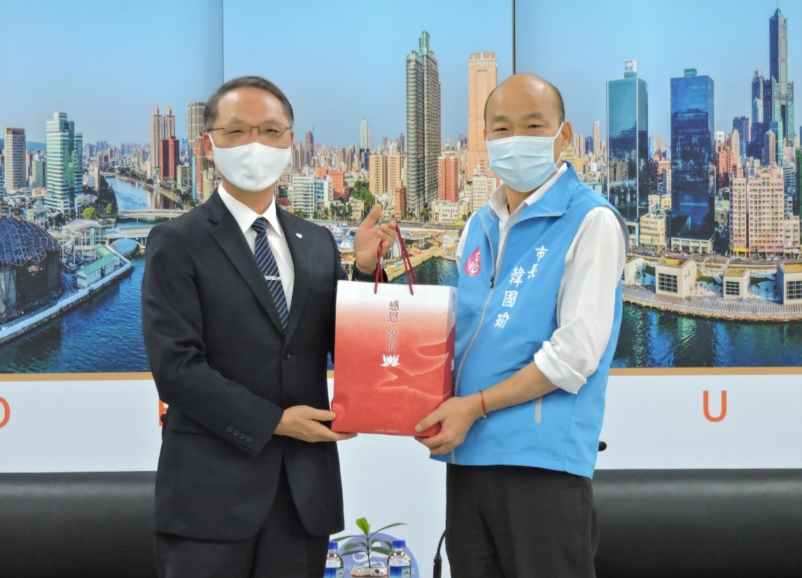 3月17日慈濟基金會顏博文執行長代表，捐贈高雄市政府1200份「安心祝福包」。