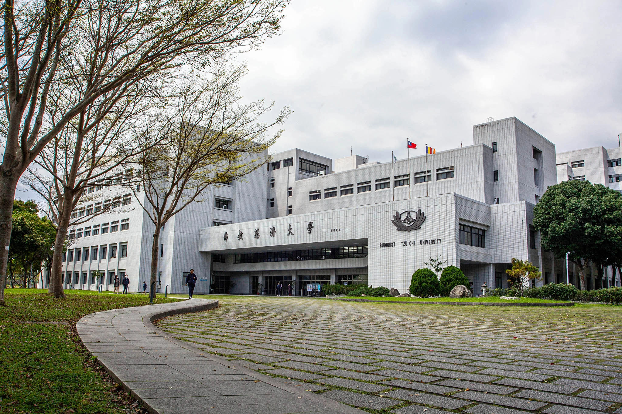 慈濟大學得天獨厚擁有絕佳的自然環境，再加上辦學的認真、用心，絕對是準大學新鮮人的最佳選擇。