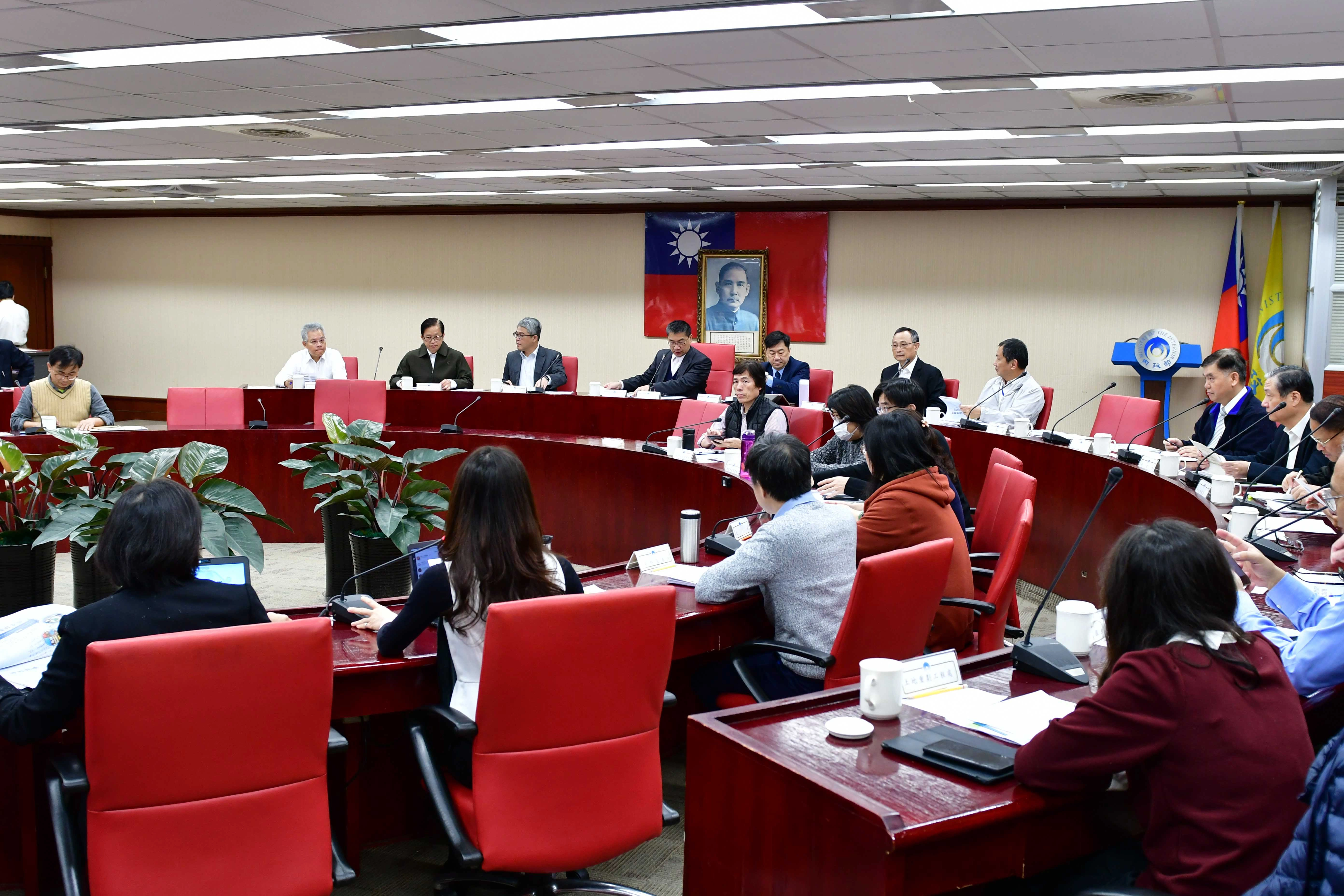 內政部已成立疫情應變小組，密集由部長徐國勇主持相關應變會議。