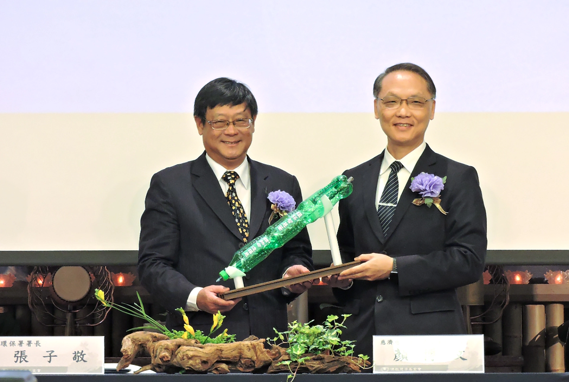 慈濟基金會推廣環保30週年，同時也是臺灣行政院環保署成立即將邁向33週年，慈濟與環保署攜手向社會大眾共推「清淨在源頭、簡約好生活」理念推動與方案執行，3月18日雙方在慈濟雙和靜思堂正式舉辦簽約合作