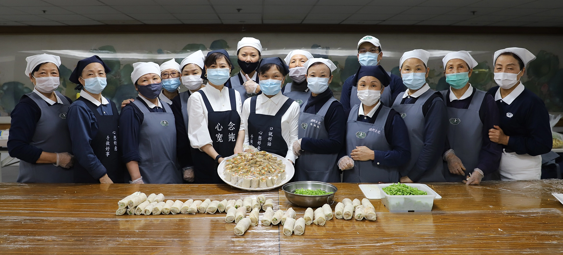 首度結合慈濟志工與醫師夫人們的愛心，20多人合力製作600個蔬果捲，將愛化為行動為醫療人員加油打氣，同時推廣蔬食的樂趣與美味。