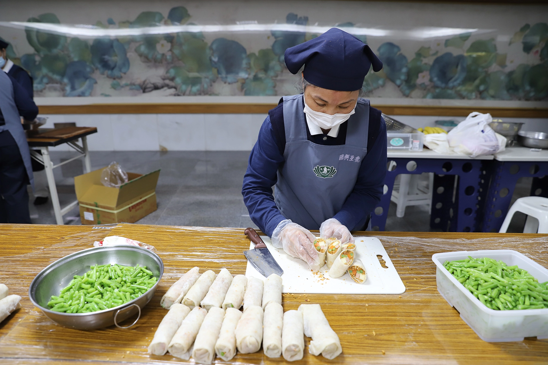 清晨5時就起床準備洗菜、切菜、川燙食材等工作，上午7時準時花蓮靜思堂集合，開始著手包「蔬果捲」，團隊很有默契，還不到中午就完成了600個，送至花蓮慈濟醫院。