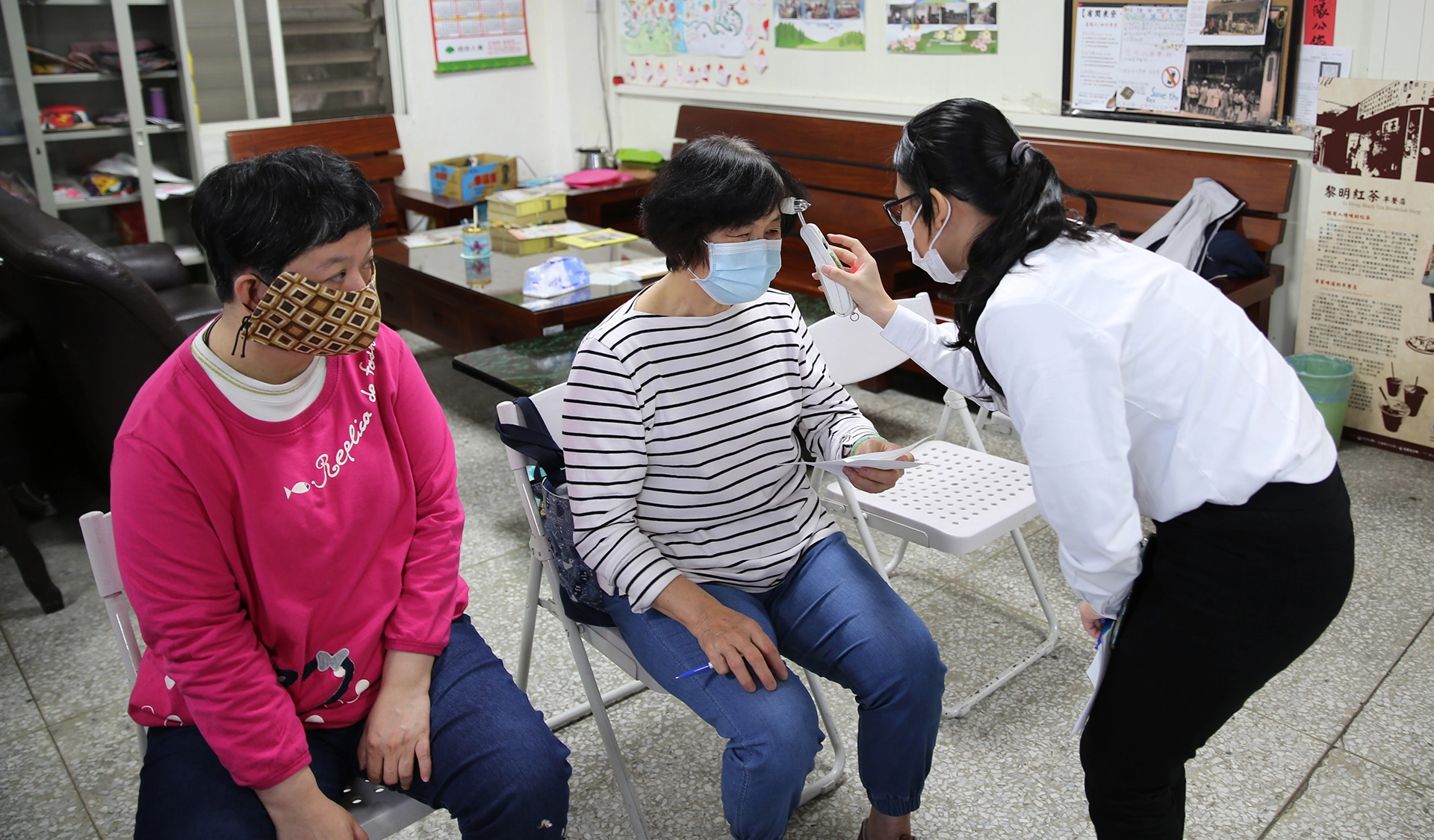 花蓮慈院社區醫學中心同仁在衛教前先協助長者量測體溫，並填寫tocc防疫資料表。