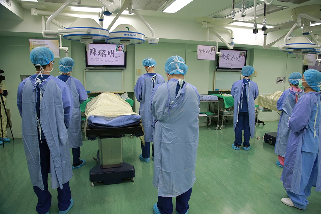 陳副總夫妻倆同為慈濟大學3月模擬手術課程無語良師，大體相鄰，讓醫學生在身上學習。
