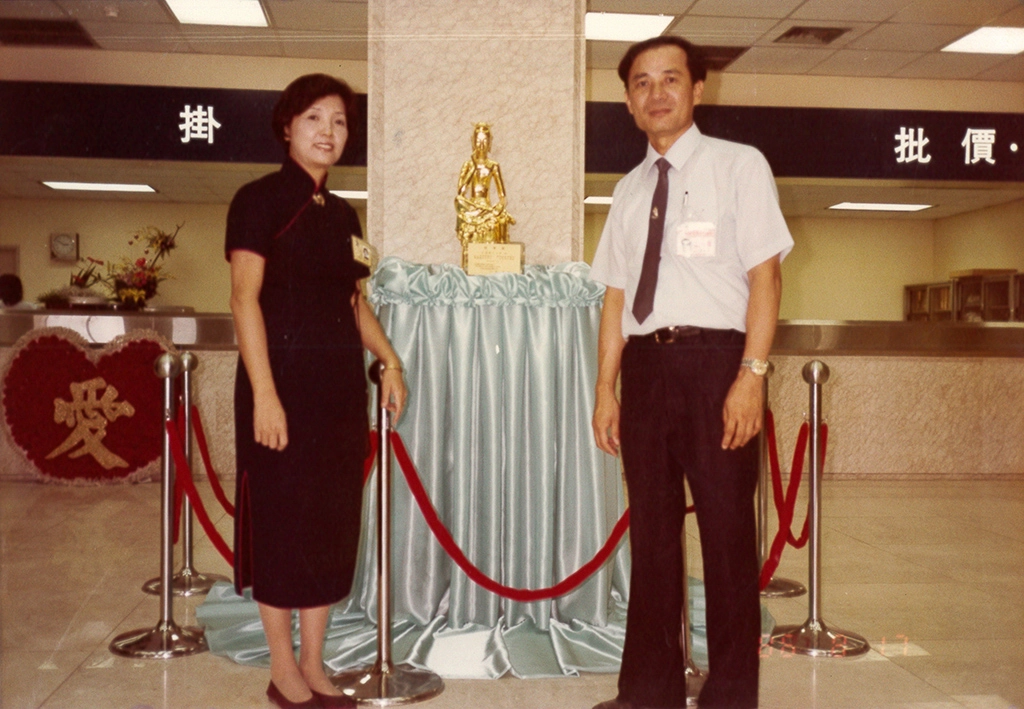 1982年陳紹明副總的妻子陳黃月玫加入慈濟，證嚴法師賜予法號「慈暉」，期許「以愛父母的心、愛天下眾生」，陳紹明副總全力支持陳黃月玫擔任志工。
