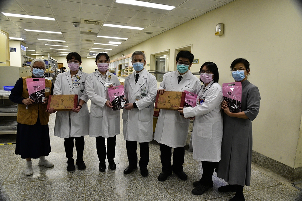新冠病毒疫情嚴峻，有感於防疫期間醫護同仁辛勞，為補充正能量加油打氣，感恩大家的辛苦付出。