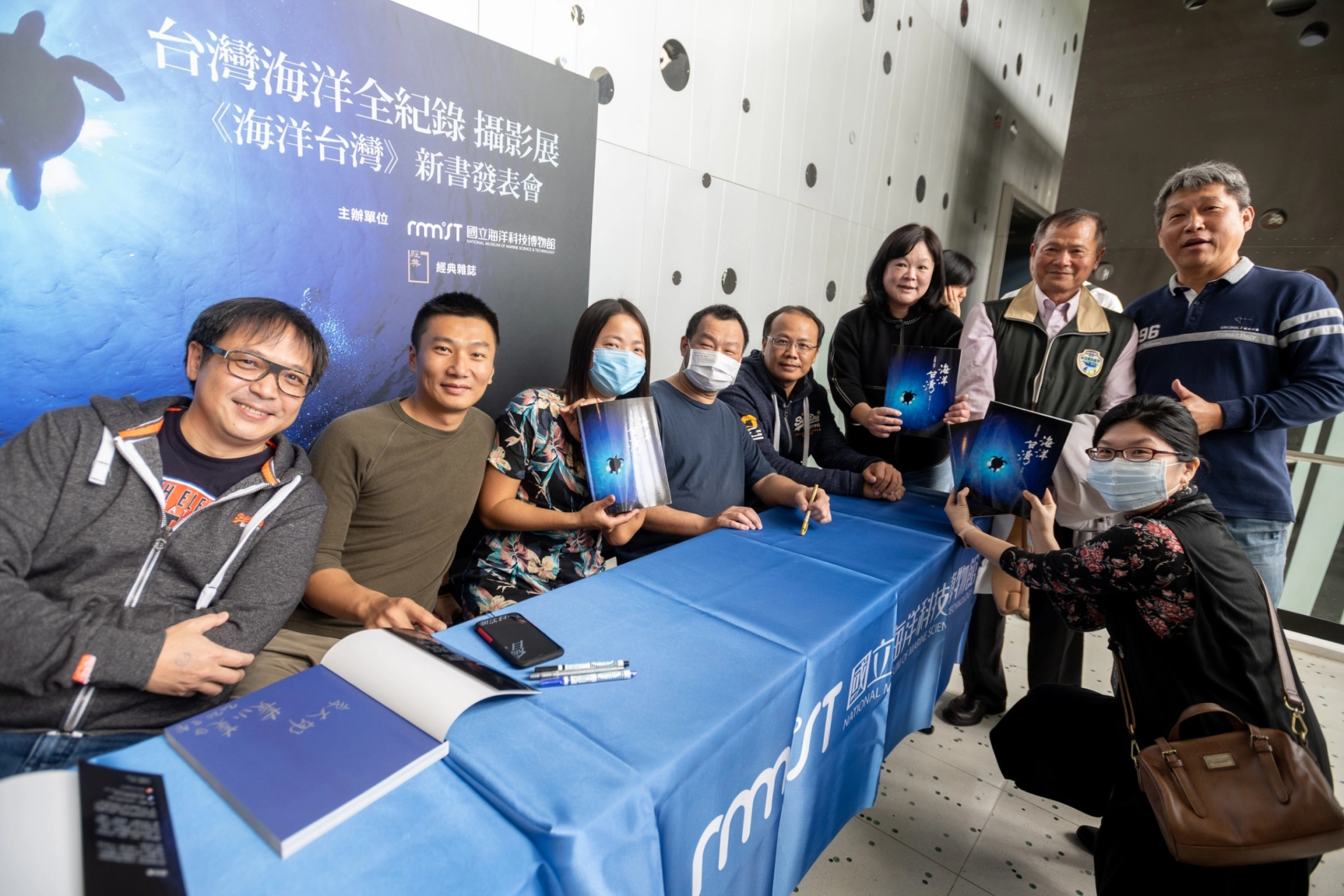 簽書活動踴躍，由作者、攝影師們共同簽名。