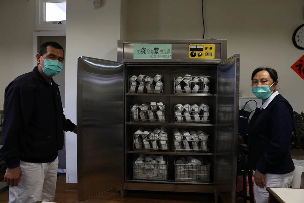 抗疫非常時期，志工對供餐採取高規格的清潔消毒，便當盒除了清洗乾淨，還須經過沸水汆燙及110度高溫烘烤。
