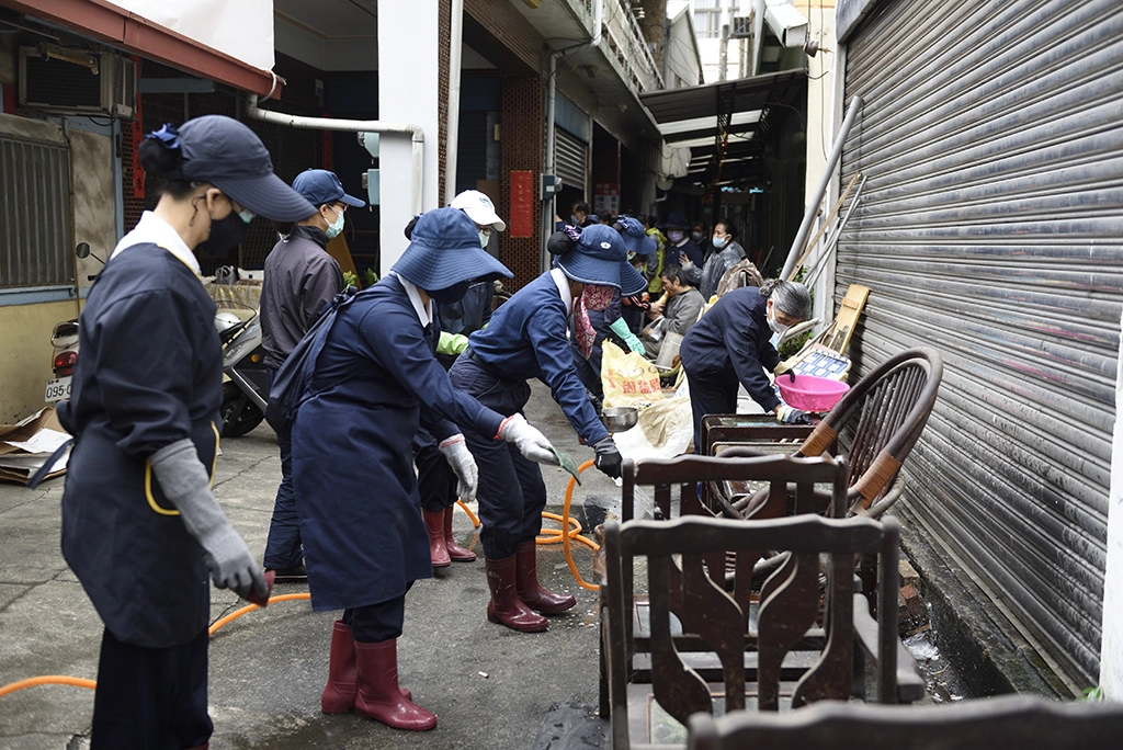 屋內清出佈滿灰塵傢具及鍋碗瓢盆，志工仔細檢查汰換分類，將堪用物品用心刷洗。