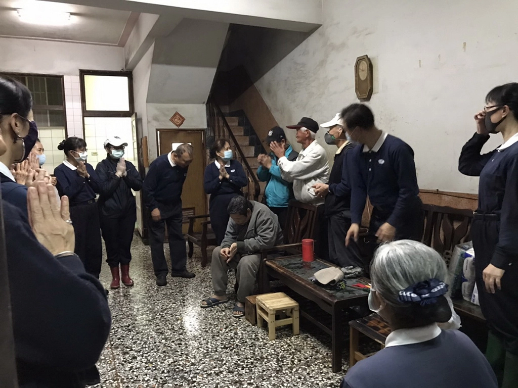經過半天的清掃刷洗，提供弱勢家庭一個舒適乾淨的居住環境，慈濟志工齊唱祝福歌祈願王老太太與兒子越來越好。