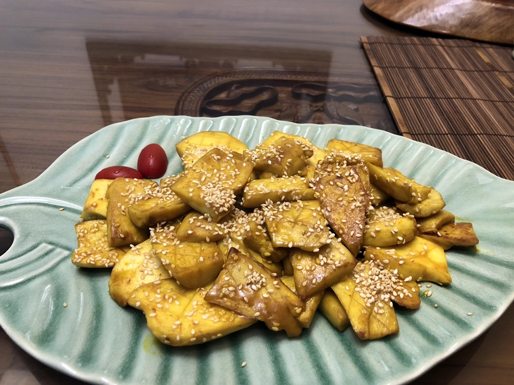 杏鮑菇實在很多用途，可以將它當成類似干貝處理，所以切成圓筒型的塊狀，表面劃十字刀好入味，它不吸油，因為飽含水分也不容易焦黑。