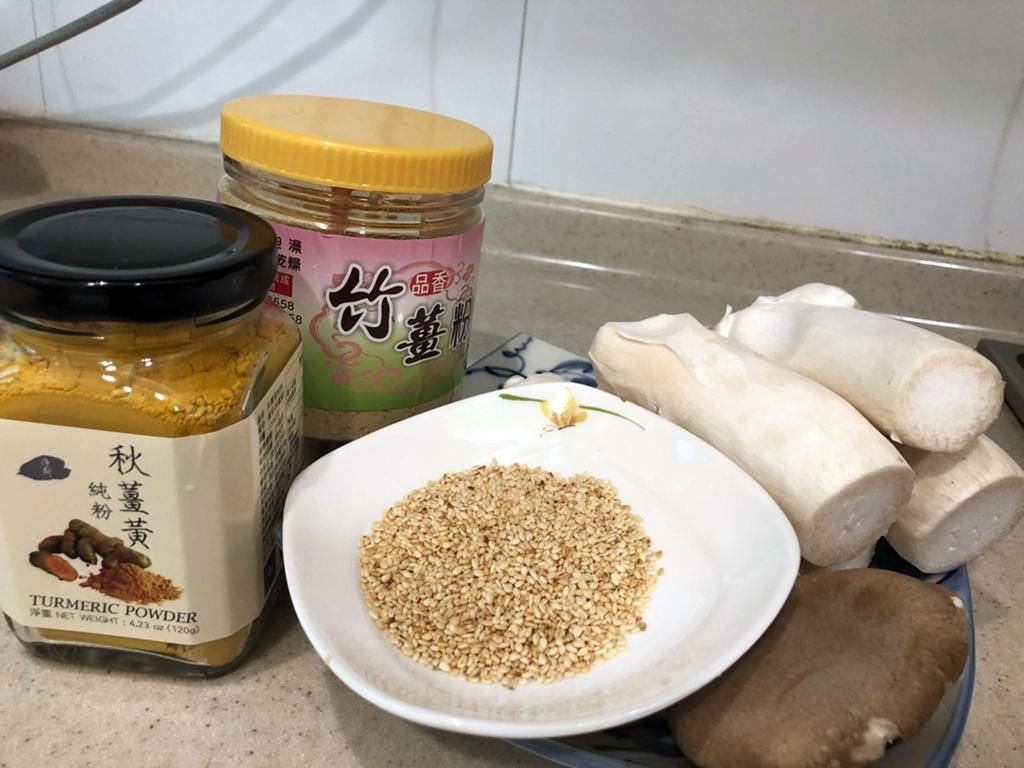 材料：杏鮑菇、薑黃粉、竹薑粉、芝蔴、鹽