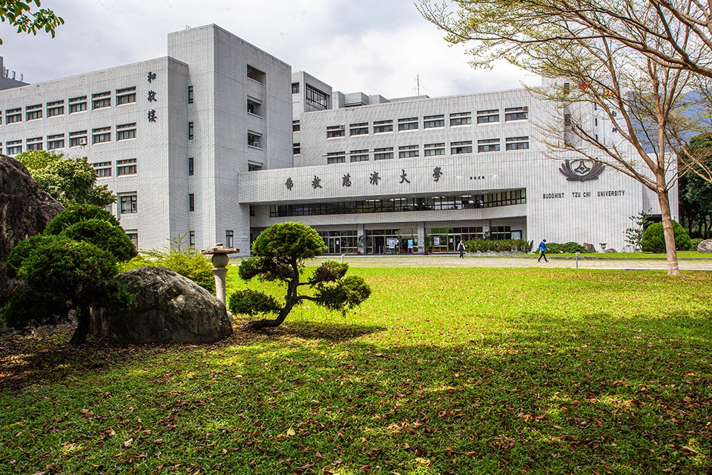 慈濟大學109學年度學士後中醫學系招生，將於3月23日至27 日開放報名，一律採網路報名，招生簡章可至慈濟大學網頁下載，凡具學士以上學位者，對中醫藥有興趣者皆可報名，有志成為中醫師者，把握機會，錯過你就只能再等一年。