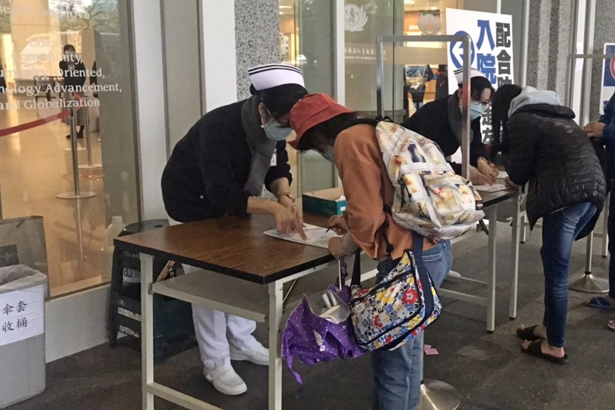 自3月19日起，凡出入台北慈濟醫院院區者皆需填寫「進入院區自我檢疫聲明書」。