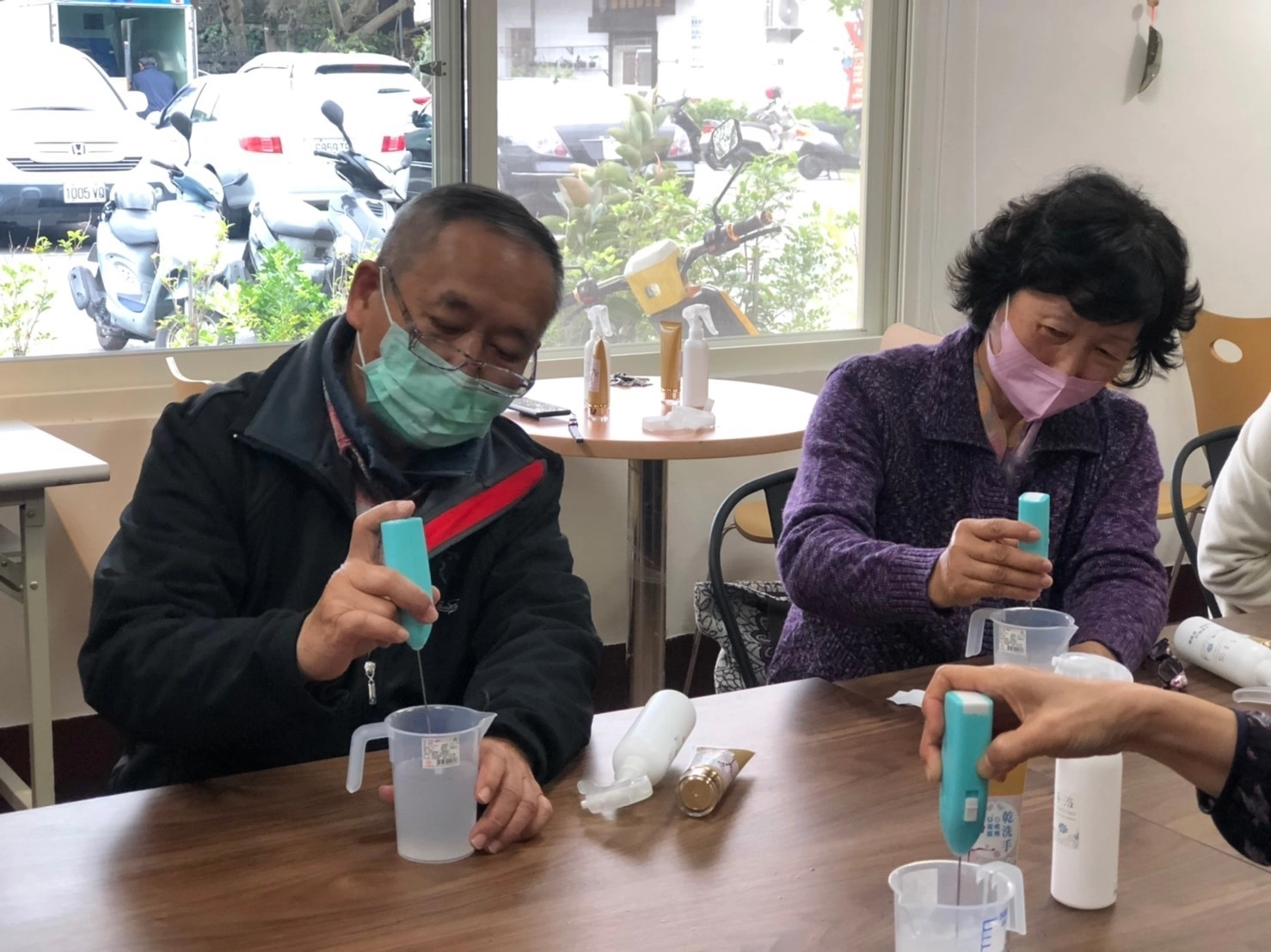 花蓮市立圖書館為防範新冠肺炎病毒上身，連續兩周開辦防疫、抗菌小物手作課，邀請吳韻晨老師指導大家，製作抗菌噴霧、凝膠兩款乾洗手。