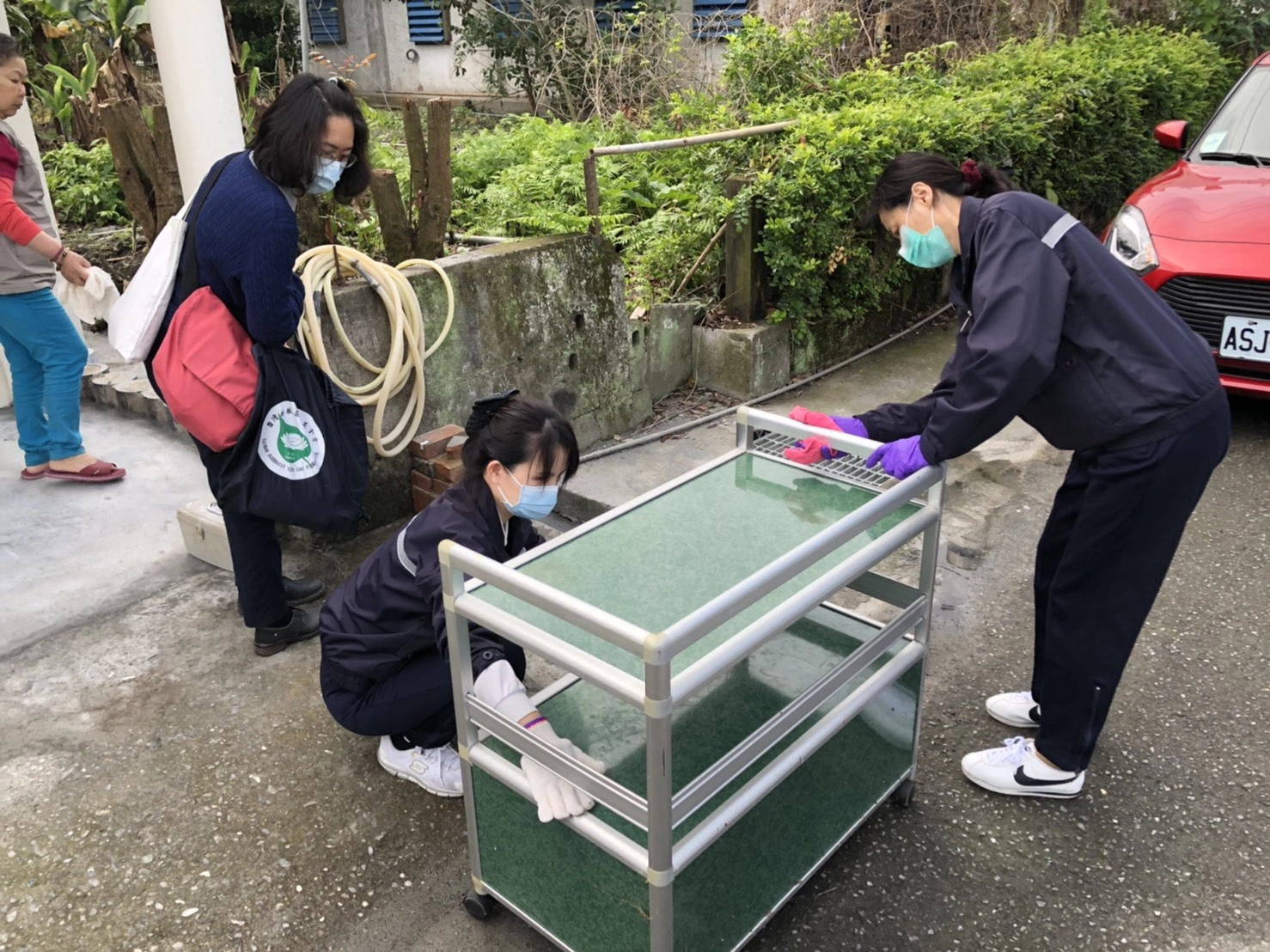 慈濟志工們協助把放在倉庫的家具搬回來，一個一個清潔打掃再搬入新家。