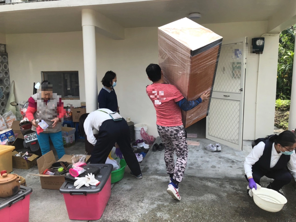 慈濟志工們協助把放在倉庫的家具搬回來，一個一個清潔打掃再搬入新家。