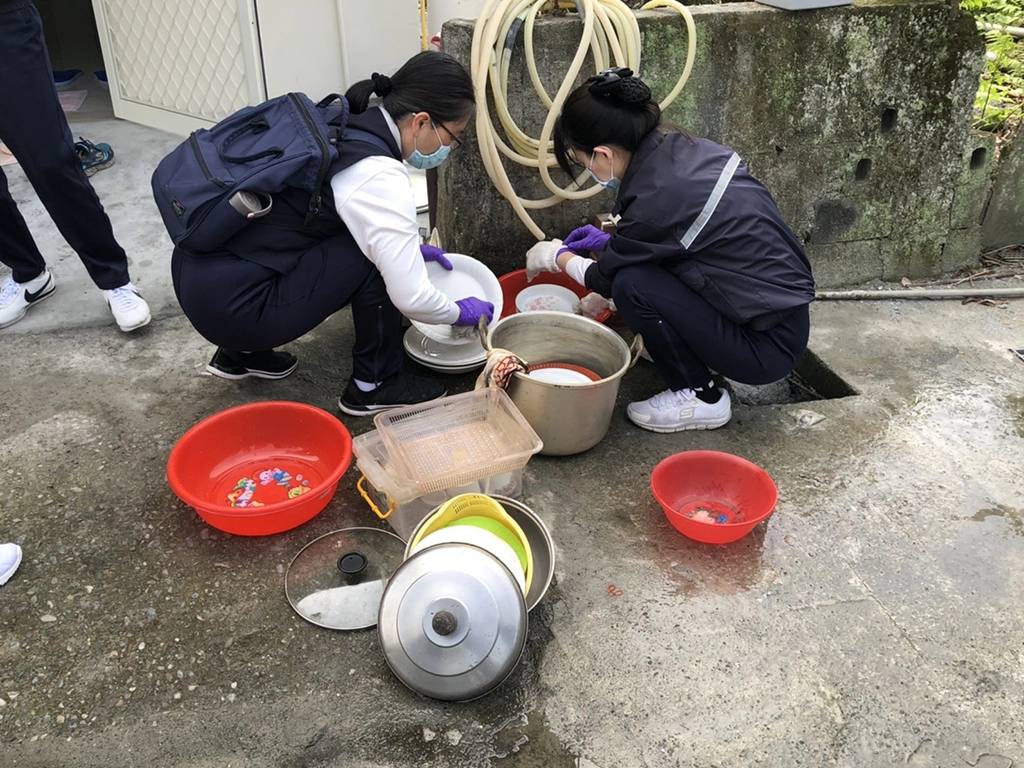 慈濟志工們協助把放在倉庫的家具搬回來，一個一個清潔打掃再搬入新家。