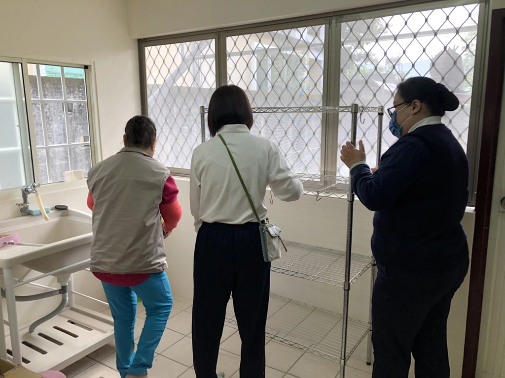 慈濟志工們協助把放在倉庫的家具搬回來，一個一個清潔打掃再搬入新家。